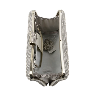 Vue de dessus de la pochette de soirée en strass argentés avec doublure en satin