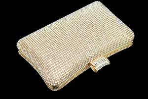 Détail du cadre en métal doré et des strass étincelants sur cette pochette de soirée chic