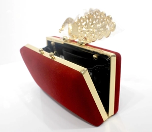 Detailansicht der roten Samt-Abendtasche mit goldenem Verschluss in Pfauenform