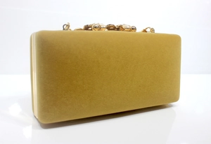 Makro-Detail der senfgelben Samt-Abendtasche mit goldener Kristallschließe und Metallrahmen