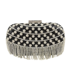 Détail de franges en strass argentés et motifs de roses en métal sur pochette de soirée