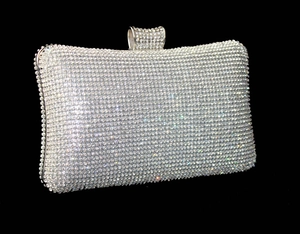Détail de la surface en strass argentés et du fermoir en cristal de la pochette de soirée