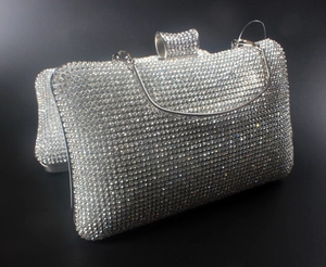 Détail de la pochette de soirée argentée avec strass faits main et fermoir en cristal