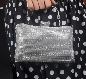 Détail de la pochette de soirée en strass argentés avec anse métallique étincelante