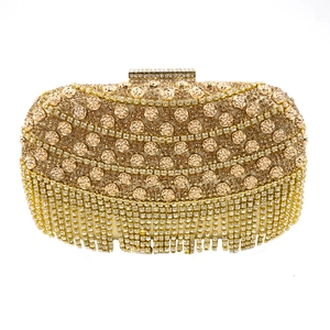 Pochette de soirée dorée avec strass brillants, relief rose et longues franges