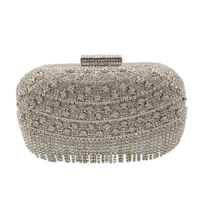 Détail de la pochette de soirée argentée avec strass scintillants et accents de roses