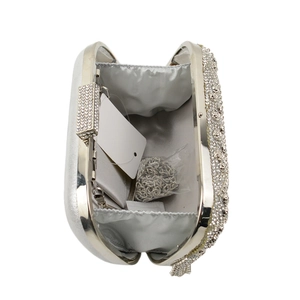 Pochette de soirée argentée avec strass, doublure en satin et bandoulière en chaîne