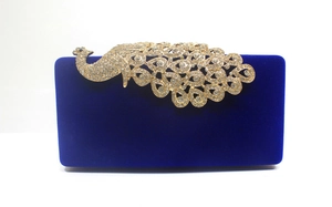 Abendtasche aus königsblauem Samt mit luxuriösem Pfauen-Strass-Design in Gold-Optik