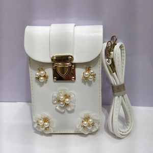 Detail der weißen Handy-Tasche aus Leder mit 3D-Perlenblumen und Goldverschluss