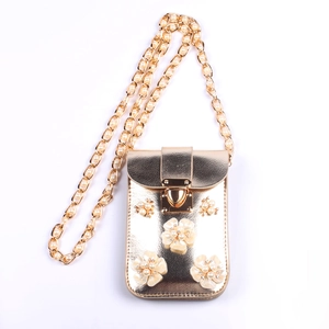 Detail der goldenen Metall-Handytasche mit Perlenblumen und Ketten-Schultergurt