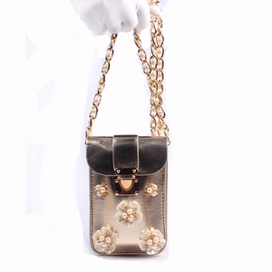 Detail der champagner-goldenen Mini-Umhängetasche mit 3D-Perlenblumen und Kette