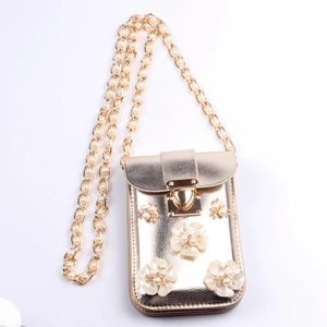 Detail der goldenen Spiegel-Handytasche mit Perlenblumen und Strass-Verzierungen