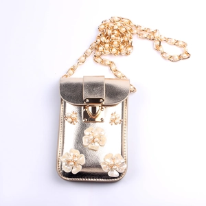 Detail einer goldenen Umhängetasche mit 3D-Blumen, Perlen und goldener Kette