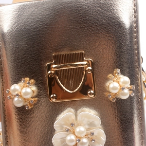 Detail der Blumentasche mit Perlen, Strasssteinen und goldenem Metallic-Leder