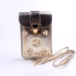 Detailaufnahme der goldenen Mini-Tasche mit 3D-Blumen sowie Perlen- und Strassverzierung