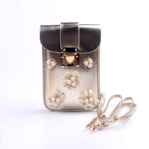Detail der champagnergoldenen Handytasche mit 3D-Lederblumen und Perlen-Strass-Verzierung