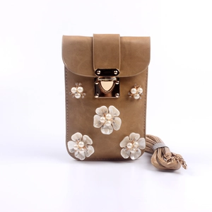 Detail der kamelfarbenen Handy-Tasche mit 3D-Perlenblumen und goldenem Metallverschluss