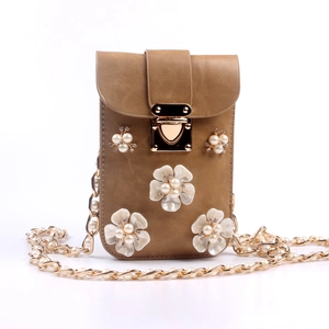 Detail der khakifarbenen PU-Handytasche mit großer Perlenblume und goldener Kette