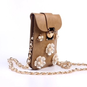 Detail der khakifarbenen Ledertasche mit 3D-Blüten und Perlen-Kettenriemen