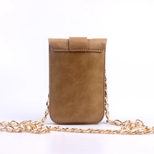 Detail der braunen Leder-Handytasche mit Goldkette und weißem Perlen-Schultergurt