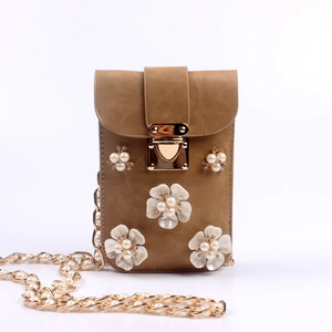 Detail der khakifarbenen Handytasche mit Perlenblumen und goldener Kette