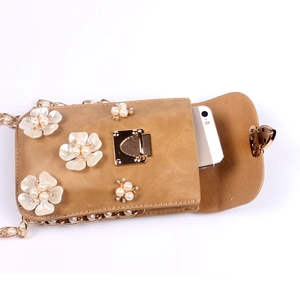 Detailansicht der khakifarbenen Handy-Tasche mit Platz für ein Smartphone und Kette