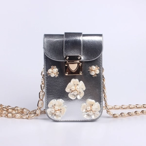 Silberne Handy-Umhängetasche mit weißen 3D-Blumen und goldener Perlen-Kettenriemen