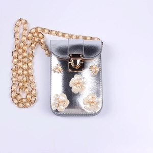 Silberne Mini-Umhängetasche mit weißen 3D-Blumen Perlen und goldener Kette