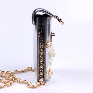 Detail der silbernen Tasche mit 3D-Blumen und goldener Perlen-Schulterkette