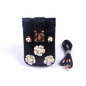 Detail der schwarzen PU-Handytasche mit weißen 3D-Blumen und Goldverschluss