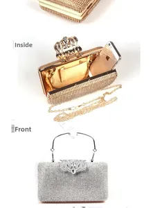 Dettaglio dell'interno in raso dorato e chiusura a corona della pochette con strass