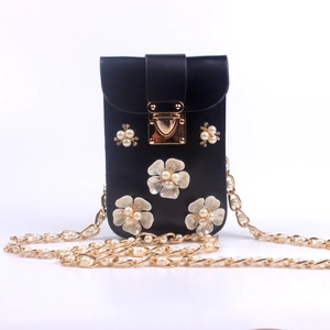 Nahaufnahme der schwarzen PU-Handytasche mit weißen Perlblumen und goldener Kette