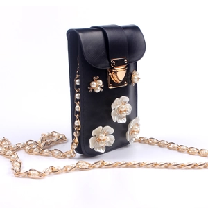 Nahaufnahme der eleganten schwarzen Leder-Handytasche mit 3D-Blüten und Perlenkette