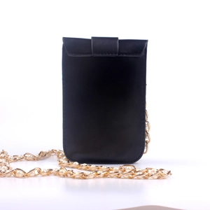 Details der matt schwarzen Handy-Umhängetasche mit Perlen- und Goldkettenriemen