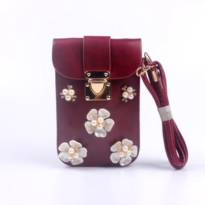 Detail der weinroten Handytasche mit 3D-Blütenblättern und eleganten Perlenakzenten