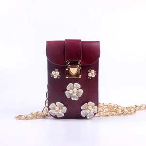 Detailansicht der burgunderroten Handytasche mit 3D-Blumen, Perlen und Goldkette