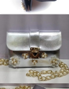 Dettaglio borsa a tracolla in PU argento con fiori di perle e catena metallica oro