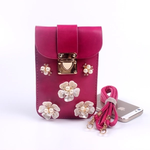 Detailansicht der rosaroten Handy-Umhängetasche mit Perlenblumen und Metallverschluss