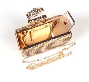 Elegante borsa da sera con strass dorati, chiusura a corona, fodera interna e catena