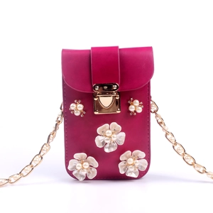Elegante rosarote Handytasche mit Perlenblüten-Akzenten und goldener Kettenschultergurt
