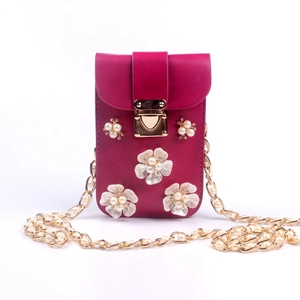 Detail der fuchsiafarbenen Handytasche mit 3D-Blumenperlen und Goldkettenriemen