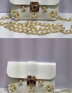 Dettaglio borsa a tracolla in pelle PU bianca con fiori di perle 3D e chiusura dorata