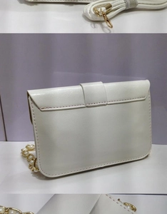 Dettaglio retro borsa a tracolla in PU bianco con ganci in metallo e catena di perle