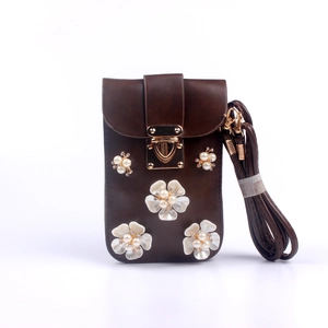 Detail der dunkelbraunen Mini-Handytasche mit Perlenblumen und goldenem Metallverschluss