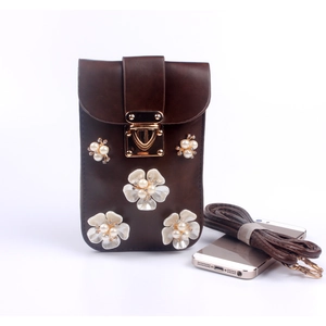 Detail der dunkelbraunen Kunstleder-Handytasche mit Perlen-Diamant-Blumen und Goldschloss