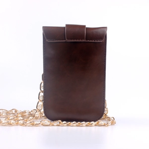 Detailansicht der braunen Leder-Handytasche mit goldener Perlenkette und Klappverschluss