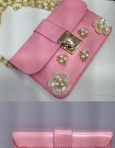 Dettaglio borsa a tracolla rosa in PU con fiori 3D, perle e catena in metallo oro