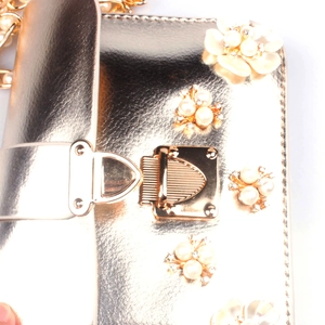 Borsa a tracolla in pelle dorata con fiori di perle e catena in metallo dorato