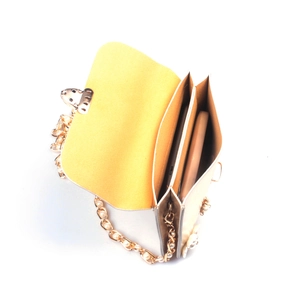 Borsa porta cellulare a tracolla con catena di perle e decoro floreale e spazio interno