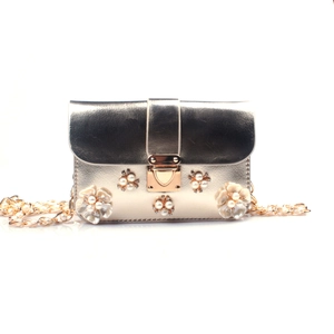 Elegante borsa a catena dorata con fiori 3D, perle sintetiche e strass luccicanti